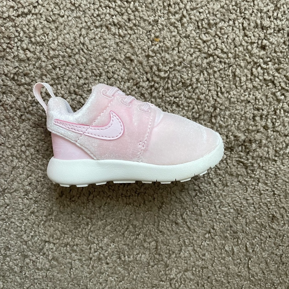 SOLD Light pink velvet Nike Roshe One sneakers. Lightly worn. Size 4C.